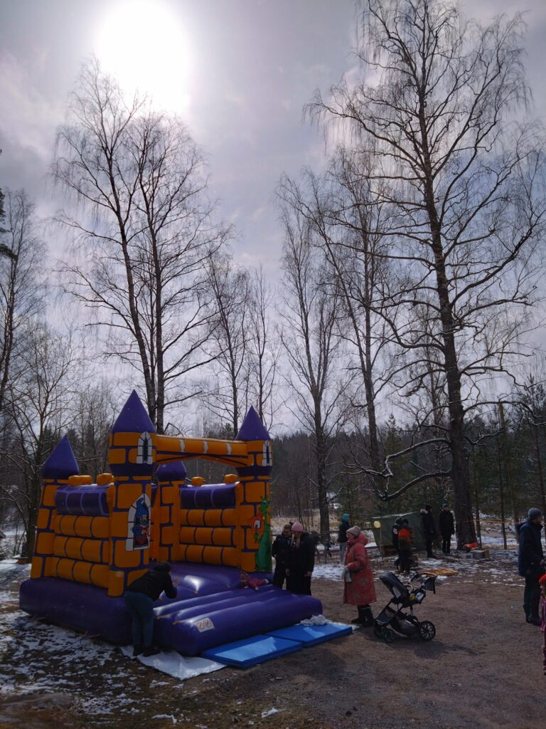 Pieni vauva makoilee pomppulinnan päällä